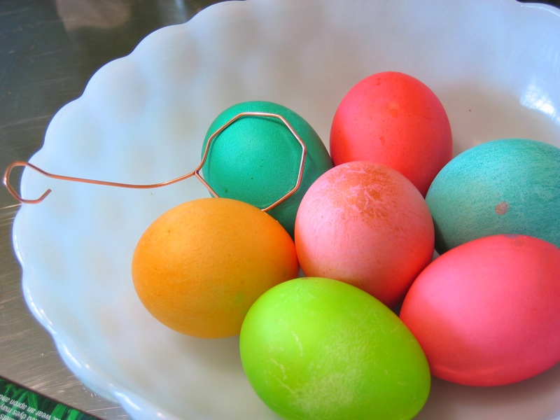 Яйца без красителей. Окрашивание яиц. Крашеные пасхальные яйца. Окрашивание яиц на Пасху. Окрашивание яиц пищевыми красителями.